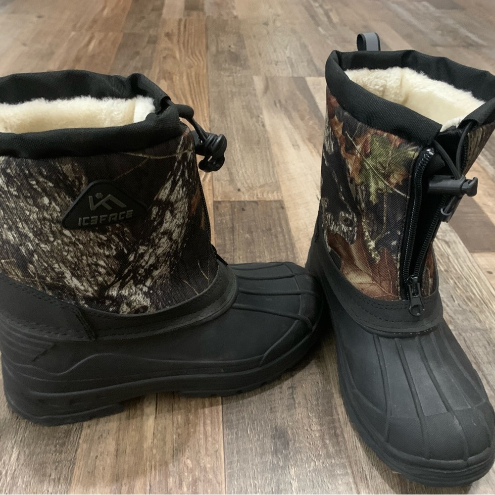 Boys Size 3 snow boots